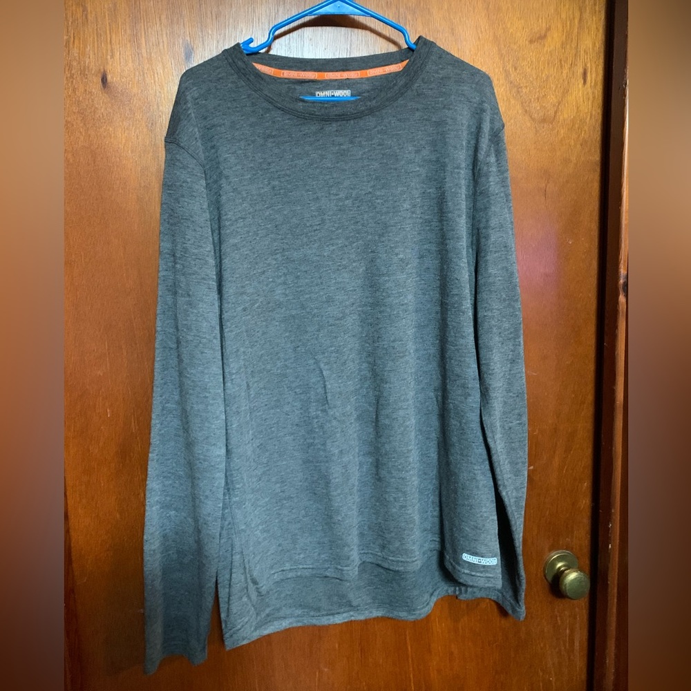 Men’s 2X gray long sleeve soft shirt.